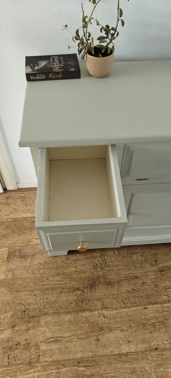 Image 1 of Landelijk kastje / dressoir – beige met messing knoppen