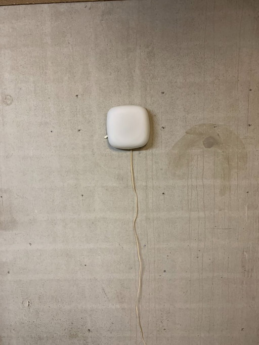 Witte RZB opaline Bauhaus wandlamp