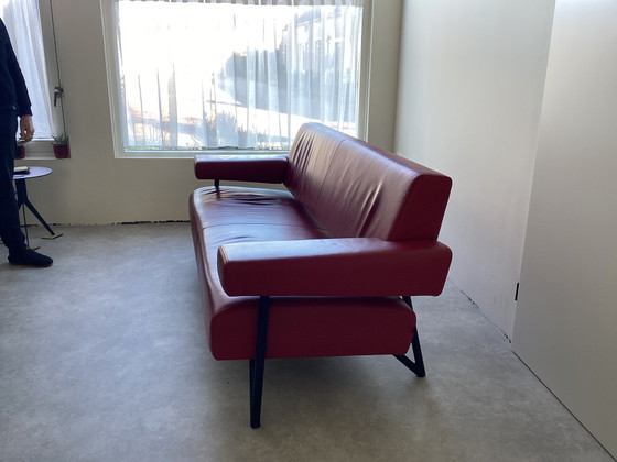 Image 1 of Sofa mit rotem Ledermantel.