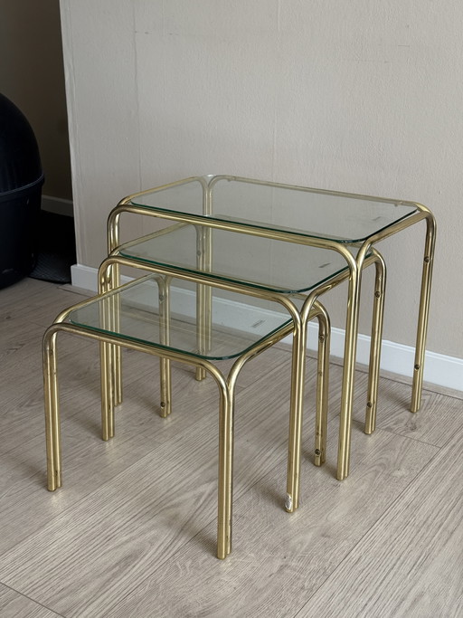 Set van 3 vintage gouden tafeltjes met glazen blad
