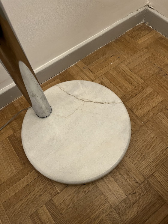 Lampadaire chromé avec socle en marbre – Chrome, Marble (photo 3 of 5)