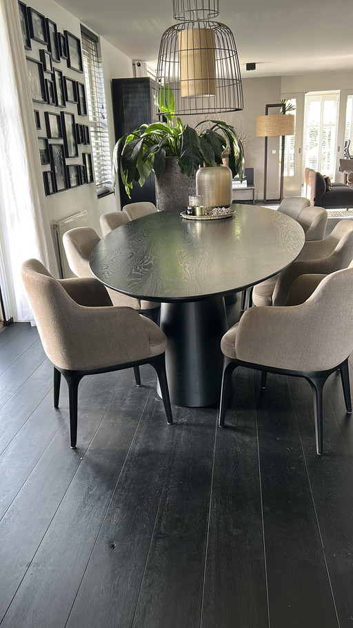 Black oval table of 320cm