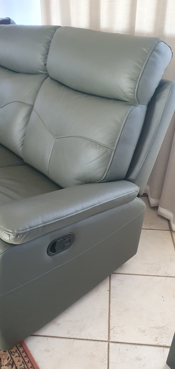 Image 1 of Divano a due posti in pelle di bufalo verde con funzione relax manuale