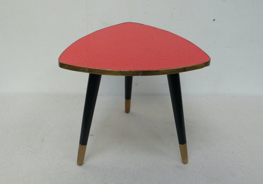 50er Dreieck Blumenhocker Beistelltisch mit rotem Resopal, Rockabilly Mid Century Modern Ära