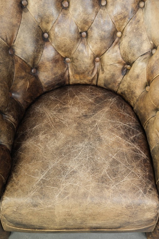 Image 1 of Einzigartiger, stilvoller und bequemer Chesterfield-Clubsessel aus Kuhfell mit einer wunderschönen Farbkombination.