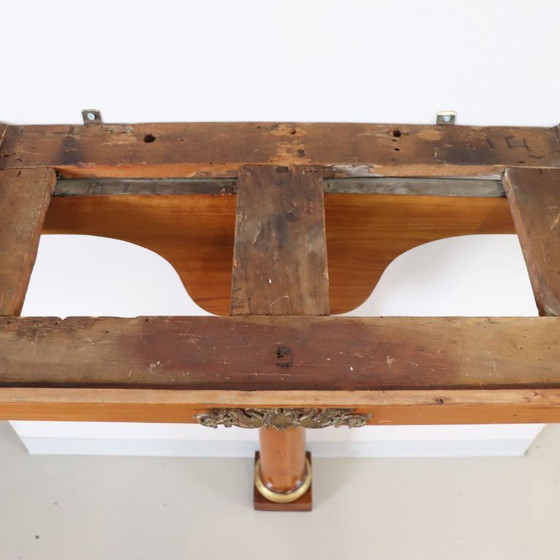 Image 1 of Consola de madera de cerezo con tablero de mármol, principios del siglo XIX.