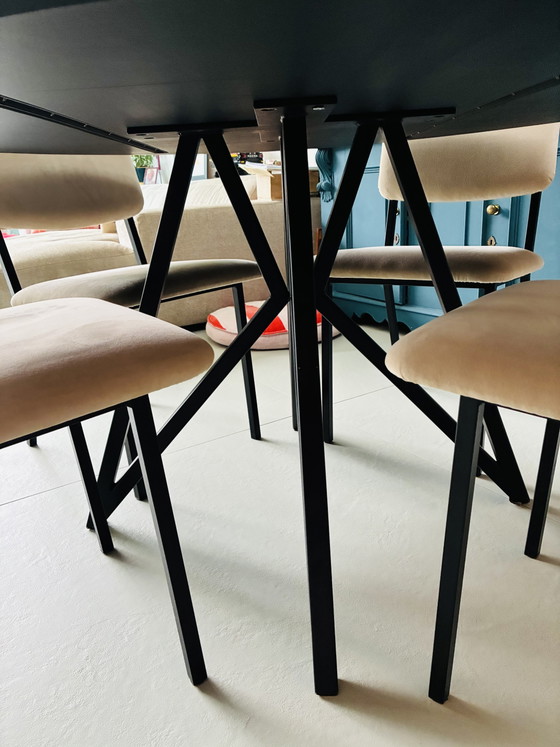 Studio Henk Quadpot Zwarte Ronde Tafel 140 Cm – Dining tables, Metal, Wood (photo 5 of 13)