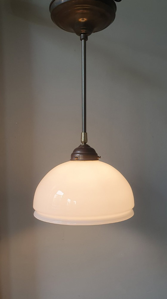 Image 1 of Lampada a sospensione vintage - vetro opalino bianco in forma decorativa