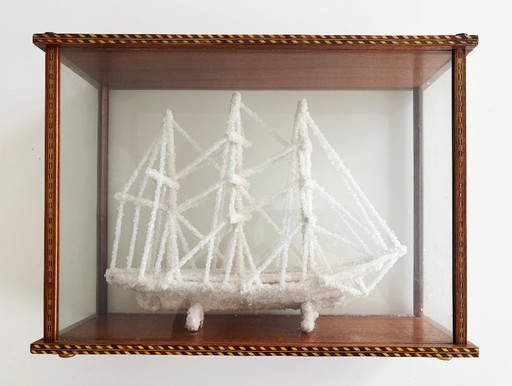 Vetrina vintage con scultura di sale a forma di nave – decoratieve objecten, Glass, Wood (photo 2 of 5)