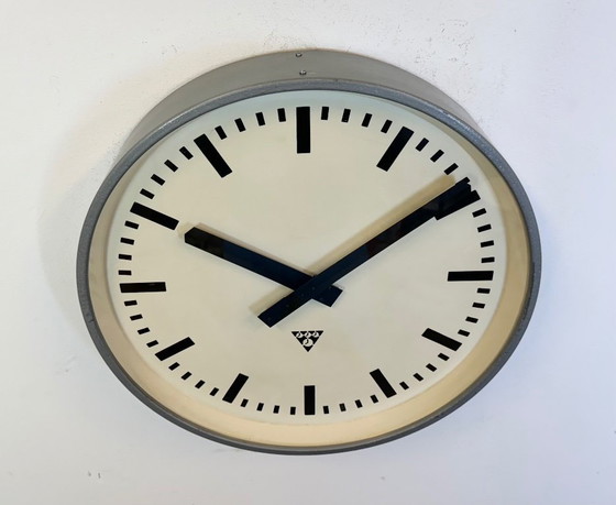 Image 1 of Grote grijze industriële fabriekswandklok van Pragotron, jaren 60