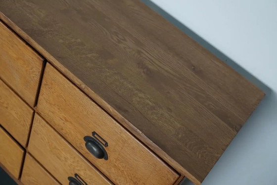 Image 1 of Grote vintage Nederlandse eiken winkelkast / dressoir, jaren 1950