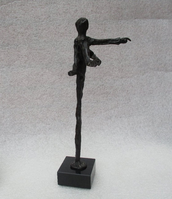 Image 1 of Klaas van den Berg - 1941 - 2018 Statua in bronzo "Ti mostrerò la strada"