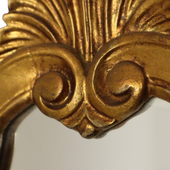 Image 1 of Espejo antiguo estilo barroco con remate, clásico dorado, Francia, 62 cm.