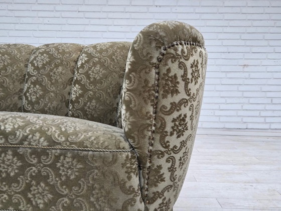 Image 1 of Sofá curvo danés de 2 plazas de los años 60, tapizado en terciopelo verde claro.