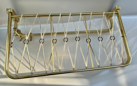 Image 1 of Revistero de pared de latón antiguo con bandas elásticas (alrededor de 1960)