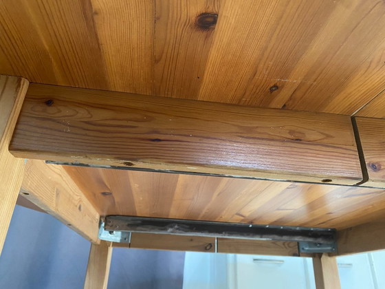 Image 1 of Tavolo rotondo, diametro 117 cm, allungabile con un'estensione, in legno massello di pino, vintage, circa 1970