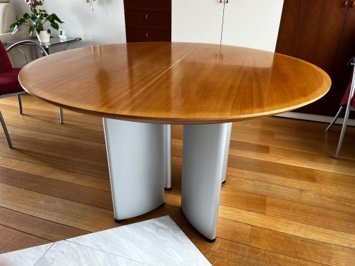 TABLE Arco Dining Table – diameter 120 cm – extendable to 179 cm Top: light cherry Legs: Aluminium