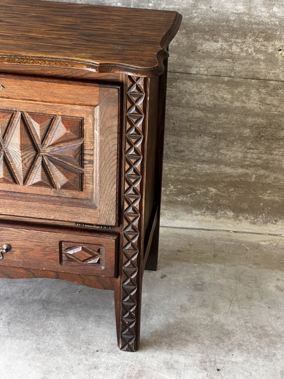 Pequeño armario de almacenamiento de roble tallado – Circa 1930 – Fabrication Artisanale debut XX e s (photo 4 of 15)
