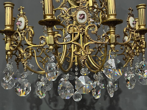 Lampadario con medaglioni in ceramica e cristalli Swarovski con 15 punti luce – Brass, Vintage (photo 3 of 7)