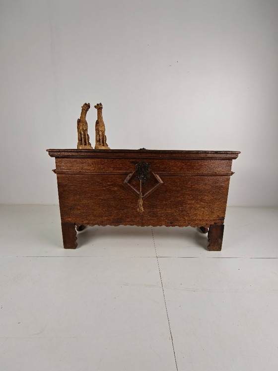 Image 1 of Elegante cofre de roble del siglo XVIII – datado en 1756