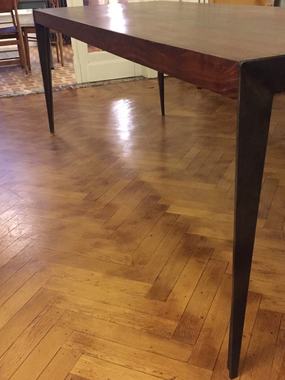 Image 1 of Mesa de diseño bohemio único, hecha a mano, de nogal y acero quemado.