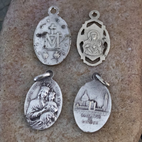 Image 1 of Set van 4 antieke religieuze hangers: katholieke devotionele medaillebedels