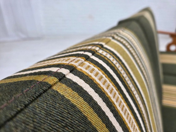 Image 1 of Deense driezitsbank uit de jaren 70, bekleed met groene meubelwol en gemaakt van massief eikenhout.