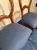 Twee Biedermeier stoelen met blauwe bekleding