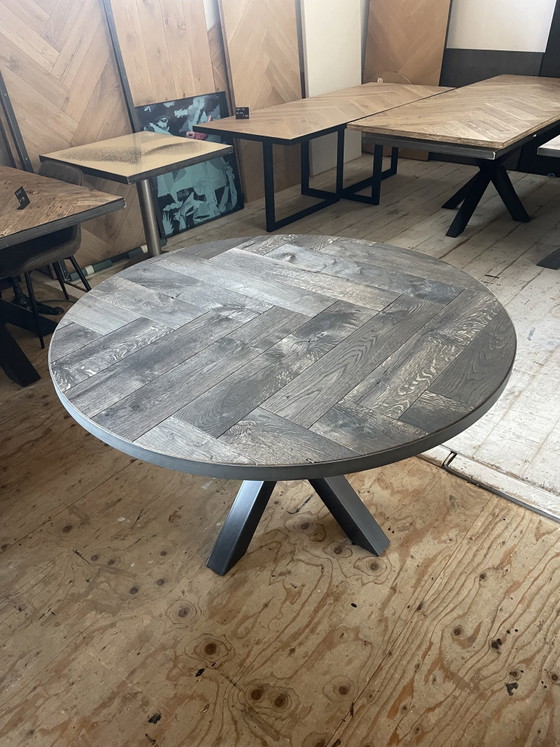 Tavolo da pranzo rotondo in rovere rustico. – Tavoli da pranzo, Metal, Wood (photo 2 of 7)