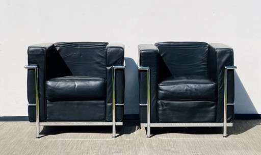 Paire de fauteuils type LC2 Le Corbusier. Vintage