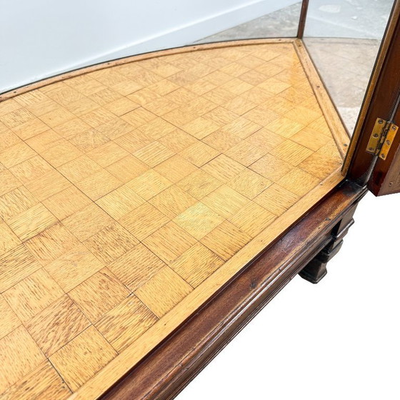 Image 1 of Antieke vitrinekast met gebogen glas – houten displaykast – begin 20e eeuw