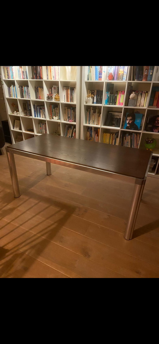 4 tables à manger de Kho Liang Le, par Artifort