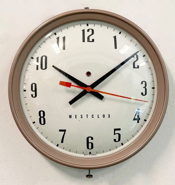 Image 1 of Bruine industriële elektrische wandklok van Westclox, jaren 60