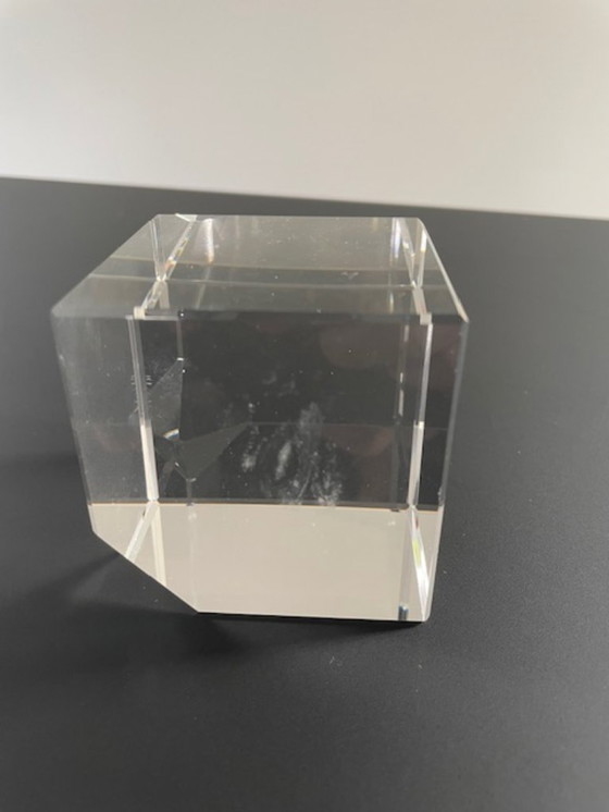 Image 1 of Cubo di vetro inclinato con effetto prismatico