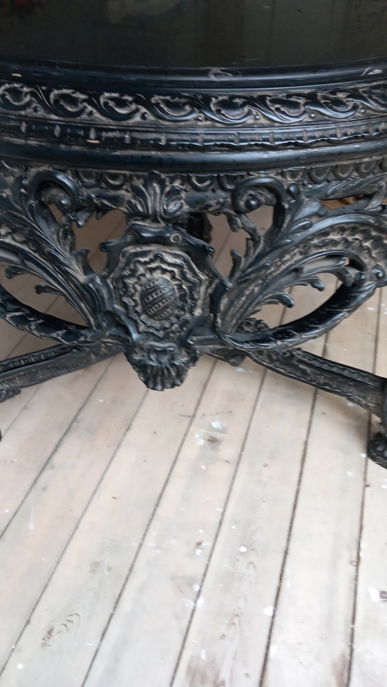 Image 1 of Der Tisch ist ein echter Blickfang.