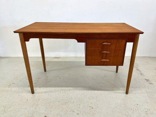 Dänischer Petite Teak-Schreibtisch, 1950er Jahre.