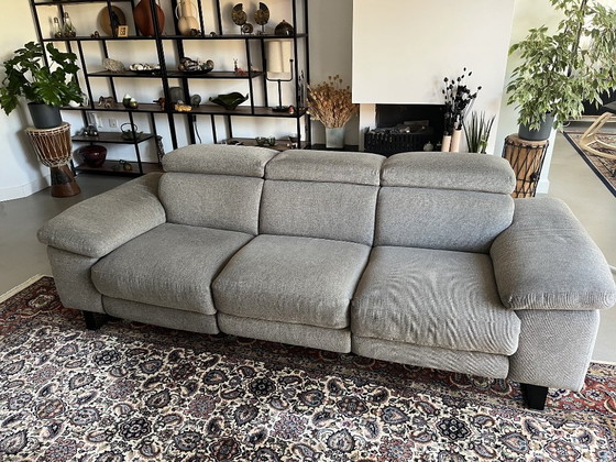 Image 1 of Hermoso sofá de 3 plazas tapizado en gris Zitmaxx