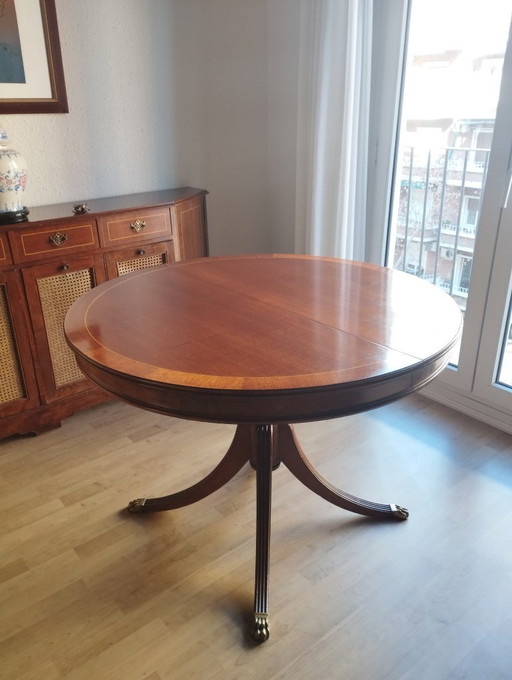 Mesa redonda extensible con 4 sillas