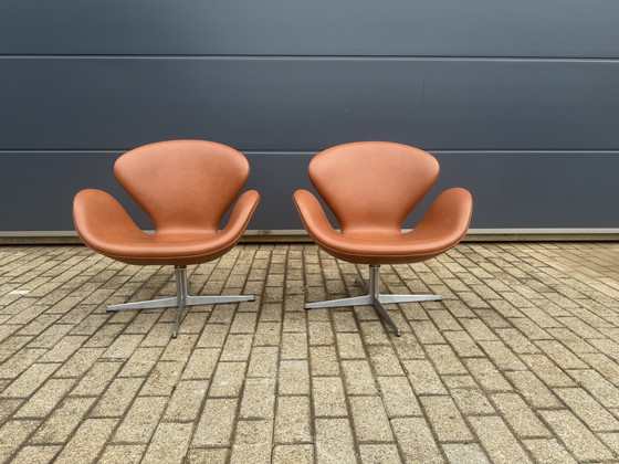 Image 1 of 2x Fritz Hansen Swan chair uit 1971 Cognac leder, NIEUWstaat!!