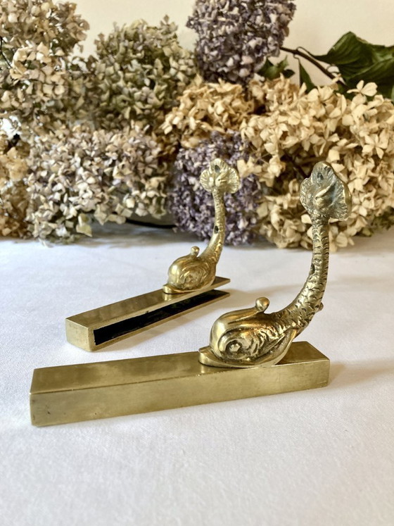 Image 1 of Messing muurbeugels voor een badkamerplank, circa 1950.