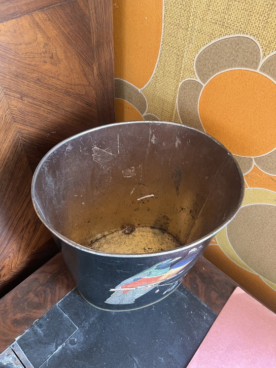 Image 1 of Vintage Art Deco prullenbak van zinkplaat met papegaaimotief