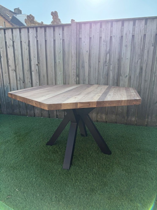 Dining table 130x150 in mint condition