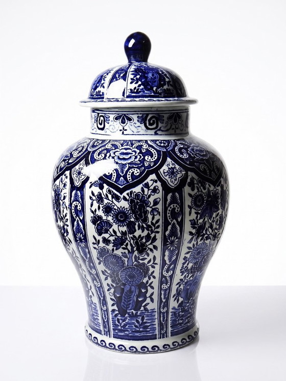 Image 1 of Grote Boch Holland Royal Sphinx aardewerken pot met deksel en Delftsblauwe decoratie.