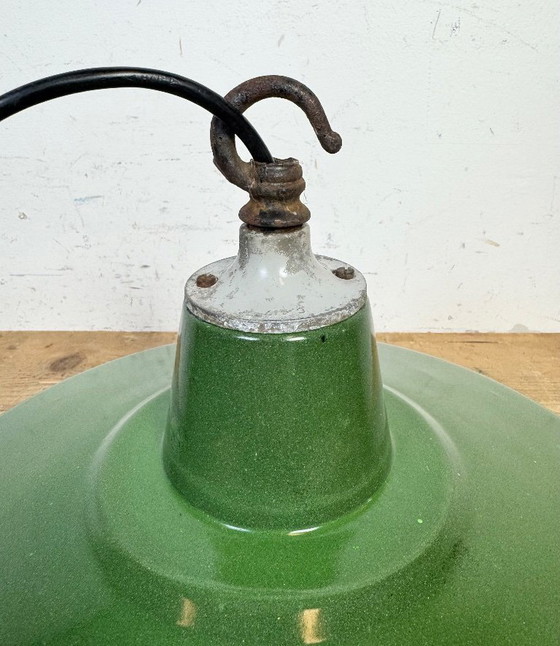 Image 1 of Industriële groene emaille fabriekshanglamp, jaren 60