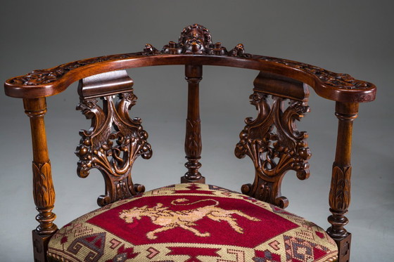 Image 1 of Italienische Eckstühle im Stil der Renaissance des 19. Jahrhunderts aus geschnitztem Nussbaumholz, 2er-Set