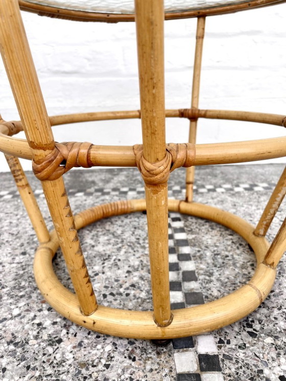 Image 1 of Table basse ronde en rotin et verre Rohe