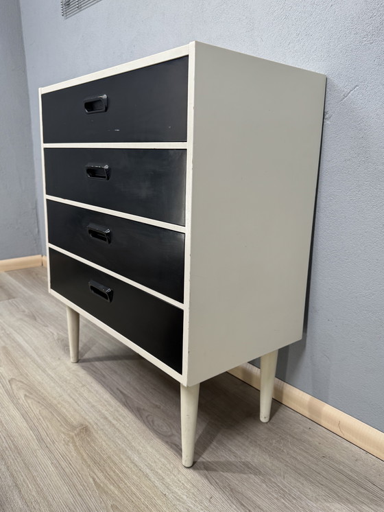 Image 1 of Vintage ladekast in zwart-wit contrast