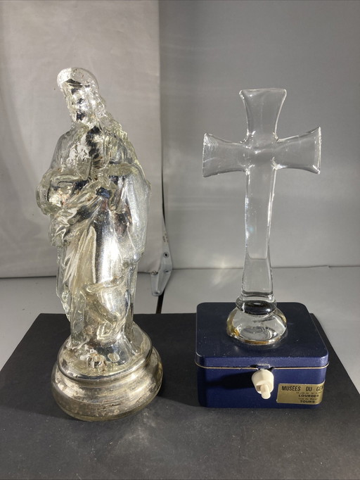 Eglomized glass statuette depicting Christ holding the Sacred Heart, 19th century