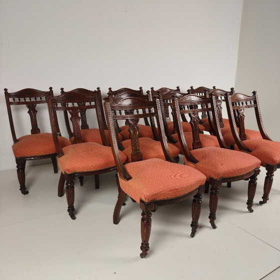 Image 1 of Ensemble de 12 chaises de salle à manger en noyer datant de la fin de l'époque victorienne, avec leurs roulettes d'origine.