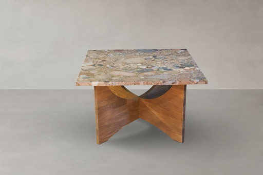 Ceppo Rosso quadrata salontafel, gemaakt van natuursteen en massief eikenhout.